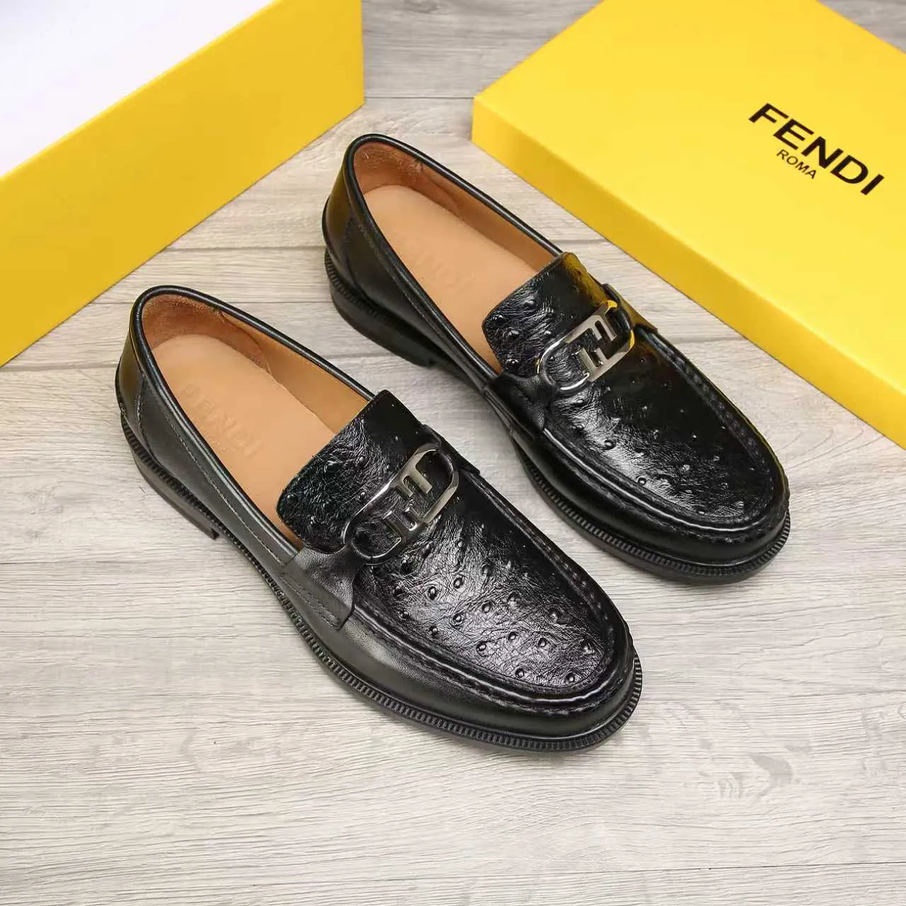 ​Men's shoes 💰 500 💰 Water dyed cowhide 🆘 The latest FENDI ( Fendi ) new casual leather shoes 🕶️🕶️ Simple routing effect, showing an elegant and cool driving shoe 🎬Made of Italian 🇮🇹 imported calfskin + first-layer water-dyed cowhide lining🐂Excellent material🎬Detailed workmanship 🤗Comfortable foot feel➰➰. ​Pair it with any outfit to show your taste and temperament, low-key luxury ♻️Design ​simple and elegant ​noble and fashionable 🍃​Very loved and favored by trendy men 💓❤️Size: 38-44 2⃣️colors available